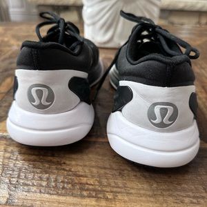 Lululemon athletic tennis shoes 8.5